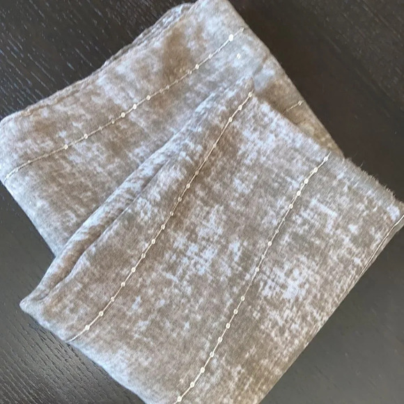 Grey oblong scarf with sequine details - Picture 3 of 3